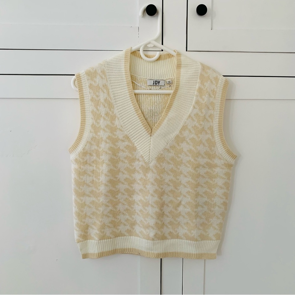 JDY Cream V Neck Knit Vest Size Small